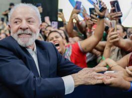 Flávio Bolsonaro estaria 15 pontos percentuais atrás de Lula se 2º turno das eleições 2026 fosse hoje, diz pesquisa