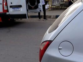 Homem de 31 anos foi morto a tiros na madrugada deste domingo em Elísio Medrado e homicídio gerou comoção entre moradores; polícia investiga o caso