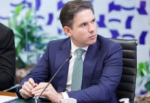 Hugo Motta diz que Eduardo Bolsonaro já tem faltas suficientes para perder o mandato: ‘Ultrapassou limite’