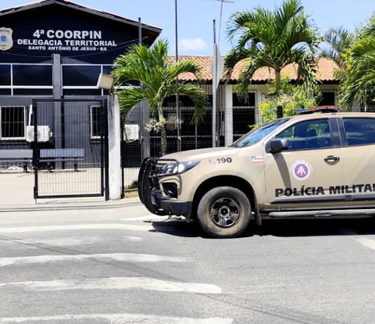 Suspeito de tentar furtar motocicleta foi detido pela Polícia Militar em Santo Antônio de Jesus; suspeito é conduzido à delegacia com os objetos apreendidos