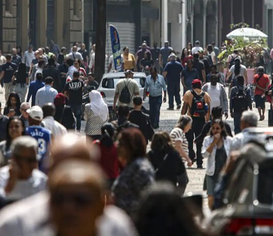 Mais de 8,6 milhões deixam pobreza; Brasil tem melhor nível desde 2012