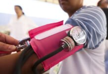 ‘Minha pressão é 12 por 8: vou ter que tomar remédio?’ Nova cartilha explica o que mudou na hipertensão