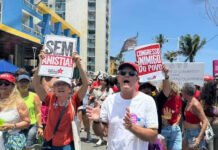 Protesto contra o PL da Dosimetria leva manifestantes às ruas em Salvador; ato aconteceu na orla da Barra