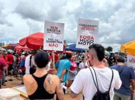Grupo de manifestantes fazem ato em Brasília contra PL da Dosimetria e anistia a condenados pelo 8 de Janeiro