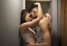 Sexo na festa da firma não é mito e para 34% dos brasileiros está permitido, mostra pesquisa da Sexlog; veja mais
