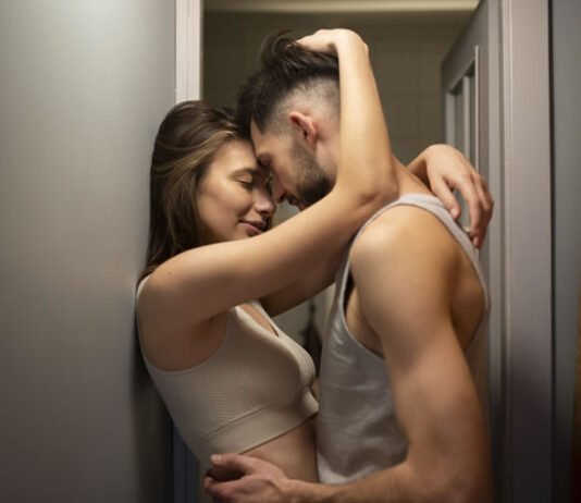 Sexo na festa da firma não é mito e para 34% dos brasileiros está permitido, mostra pesquisa da Sexlog; veja mais