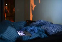 ‘Relógio mental’ pode explicar por que a cabeça de quem tem insônia não desliga à noite; veja o que diz estudo