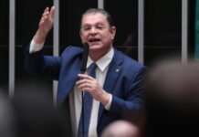 Sóstenes diz que R$ 400 mil achados pela PF são de venda de imóvel e que não depositou valor em banco ‘por lapso’