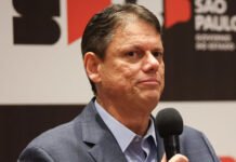 ‘Flávio vai contar com a gente’, afirma Tarcísio de Freitas sobre pré-candidatura de filho de Bolsonaro em 2026
