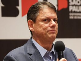 ‘Flávio vai contar com a gente’, afirma Tarcísio de Freitas sobre pré-candidatura de filho de Bolsonaro em 2026
