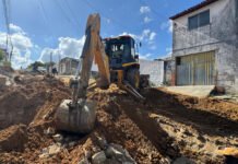 Em Cruz das Almas: Secretaria de Infraestrutura realiza melhorias na drenagem da Rua Verdival Pitanga, na Suzana