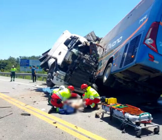 Vídeo mostra momento de batida entre caminhão e ônibus que deixou mais de 10 mortos na BR-116, no Sul do RS