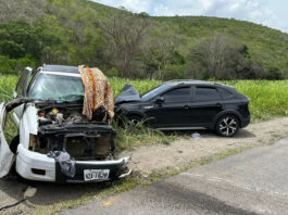 Uma pessoa morre e três ficam feridas após batida entre quatro veículos na BR-116 entre Jaguaquara e Jequié