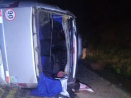 Duas pessoas morrem e 15 ficam feridas em acidente envolvendo micro-ônibus de prefeitura do interior da Bahia
