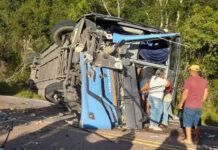 Batida entre ônibus e caminhão mata duas pessoas e deixa mais de 20 feridos em rodovia no sudoeste da Bahia
