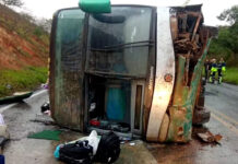 Idoso de 84 anos morre e outras 11 pessoas ficam feridas após ônibus interestadual tombar na Bahia, diz PRE