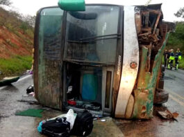 Idoso de 84 anos morre e outras 11 pessoas ficam feridas após ônibus interestadual tombar na Bahia, diz PRE
