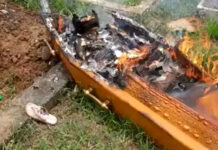 Grupo dá tiros em cadáver e coloca fogo em caixão durante enterro na Bahia; caso é investigado pela Polícia Civil