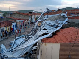 Chuva e ventos fortes derrubam muros, destelham prédio e alagam rua em cidade da Bahia; Defesa Civil foi acionada