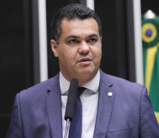 Deputado federal e ex-prefeito no interior baiano são sócios de posto em contrato de R$ 7 milhões de reais; confira