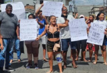 Moradores protestam contra fechamento repentino de colégio estadual em Feira de Santana