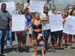 Moradores protestam contra fechamento repentino de colégio estadual em Feira de Santana