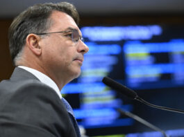 Flávio Bolsonaro faz mistério sobre nome para vice em chapa à presidência, mas que há preferência por mulher