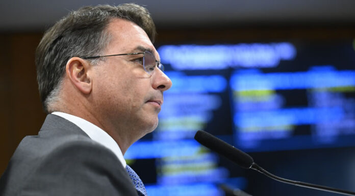 Flávio Bolsonaro faz mistério sobre nome para vice em chapa à presidência, mas que há preferência por mulher