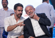 Eduardo Leite é vaiado em evento com Lula no Rio Grande do Sul e responde: ‘Este é o amor que venceu o medo?’