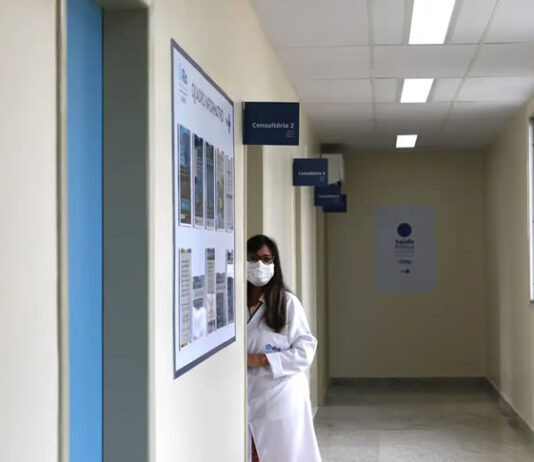 CFM estuda barrar registro de mais de 10 mil formandos em Medicina após baixo desempenho no Enamed de 2025