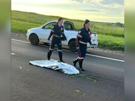 ‘Tá respirando’: testemunha questiona Samu enquanto equipe cobre corpo de mulher dada como morta por engano