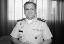 Coronel da Polícia Militar morre após batida entre carro e caminhão boiadeiro na Bahia; trecho estava molhado