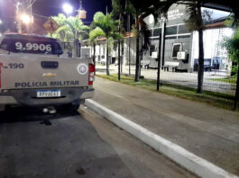 Homem foi preso com arma de fogo durante reforço policial no Espaço do São João em Santo Antônio de Jesus; um aparelho celular também foi apreendido