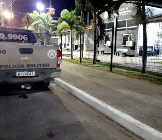 Ação policial em Santo Antônio de Jesus resulta na condução de homens à delegacia após apreensão de arma de fogo e suspeita de entorpecentes; veja mais