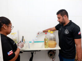 Cidade baiana suspende venda de bebidas destiladas após morte e suspeita de metanol; polícia já fez apreensão