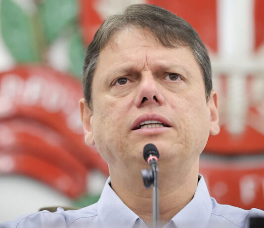 Com medo de uma ‘encrenca’, Tarcísio já se distancia de Flávio; relação ainda é considerada morna; saiba mais