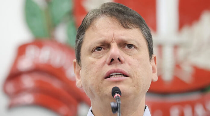 Com medo de uma ‘encrenca’, Tarcísio já se distancia de Flávio; relação ainda é considerada morna após os escândalos
