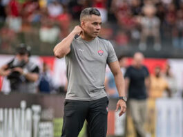 ‘O futebol não perdoa’: Jair Ventura lamentou a falta de efetividade do Vitória no Ba-Vi após derrota no Barradão