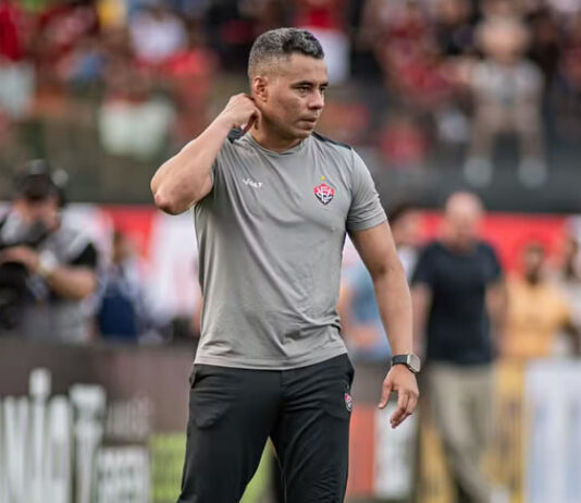 ‘O futebol não perdoa’: Jair Ventura lamentou a falta de efetividade do Vitória no Ba-Vi após derrota no Barradão