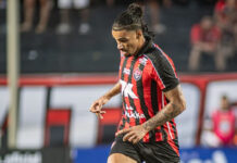 Com boa partida contra o Remo no Brasileiro, atacante Fabri revela pacto do Vitória para dar resposta para a torcida
