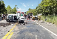 Três pessoas morrem e outras três ficam gravemente feridas após batida entre carros e carreta na Bahia