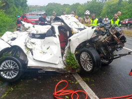 Três das quatro vítimas fatais de acidente em Praia do Forte ficaram presas às ferragens; carro capotou na BA-099