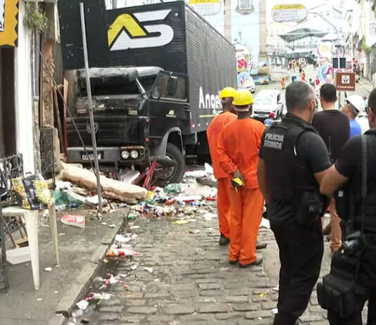 Caminhão desgovernado atinge museu no Centro Histórico de Salvador e momento foi registrado por imagens