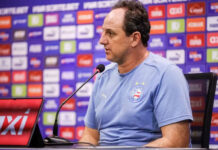 Técnico Rogério Ceni ironiza árbitro após polêmica e critica gramado em empate do Bahia: ‘Campo de condomínio’