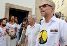 Cantores Caetano Veloso e João Gomes acompanham apresentação do Olodum no carnaval de Salvador