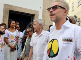 Cantores Caetano Veloso e João Gomes acompanham apresentação do Olodum no carnaval de Salvador