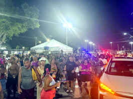 Abertura do Carna Folia Salinas 2026 confirma força do Carnaval de Salinas da Margarida com orla lotada e público vibrando; veja aqui os melhores momentos