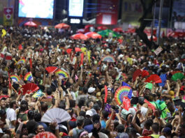 Confira a programação completa e ordem dos trios nos principais circuitos neste sábado de carnaval em Salvador