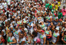 Mulher é baleada no olho esquerdo e homem leva tiro de raspão no pescoço durante briga no carnaval de Salvador