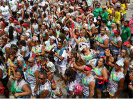 Mulher é baleada no olho esquerdo e homem leva tiro de raspão no pescoço durante briga no carnaval de Salvador